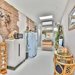 شقة Pats Garden With Mini Cinema, Projector *