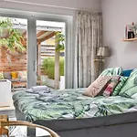 شقة Pats Garden With Mini Cinema, Projector