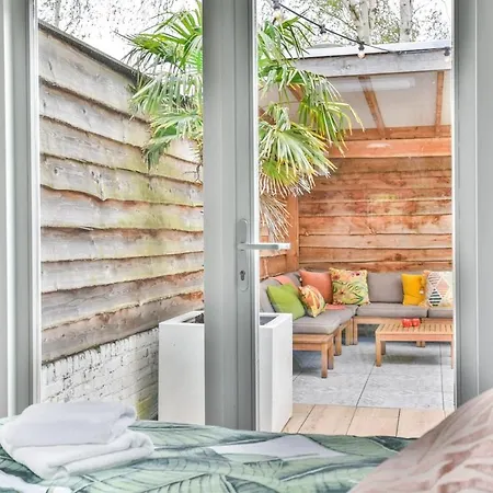 Pats Garden With Mini Cinema, Projector アパート アルクマール