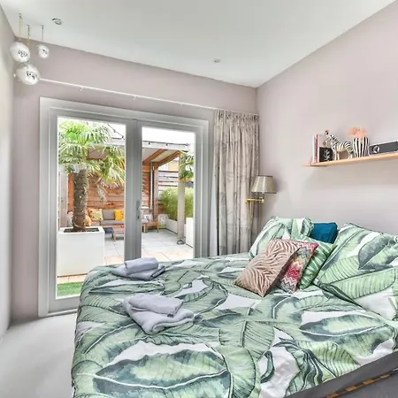 Pats Garden With Mini Cinema, Projector