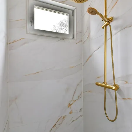 Pats Garden With Mini Cinema, Projector *