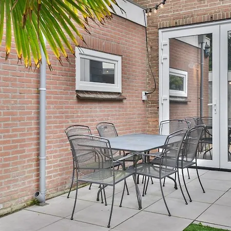 Pats Garden With Mini Cinema, Projector *