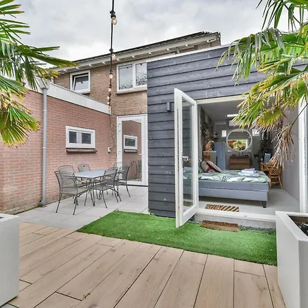 Pats Garden With Mini Cinema, Projector