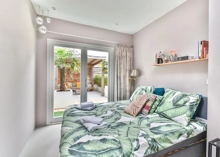 Pats Garden With Mini Cinema, Projector