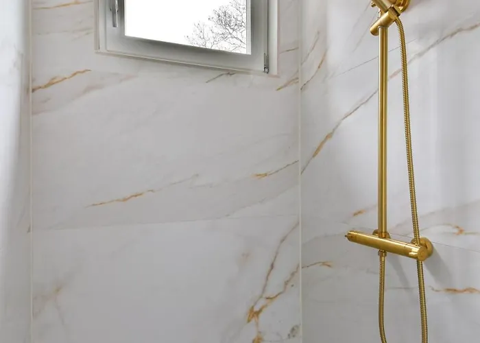 Pats Garden With Mini Cinema, Projector *