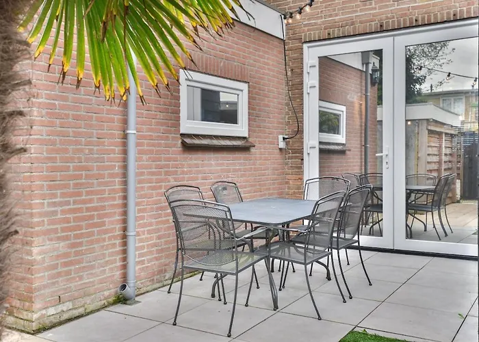 Pats Garden With Mini Cinema, Projector *