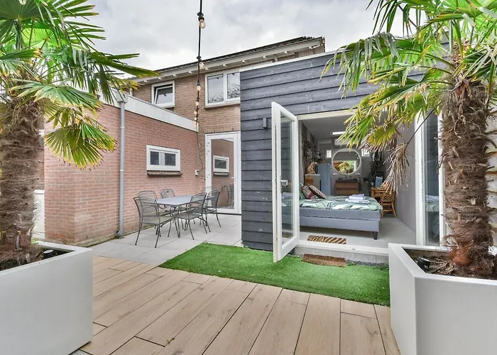 Pats Garden With Mini Cinema, Projector