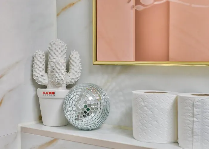 Pats Garden With Mini Cinema, Projector